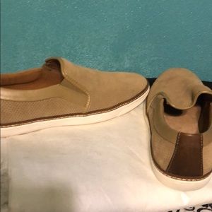 Steve Madden slip on tan.